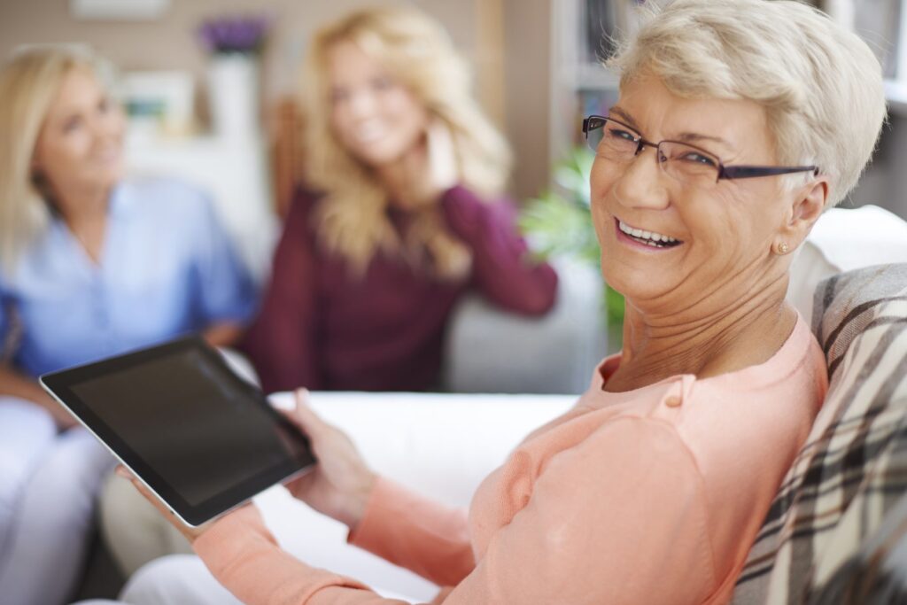 senior avec une tablette facile d'utilisation